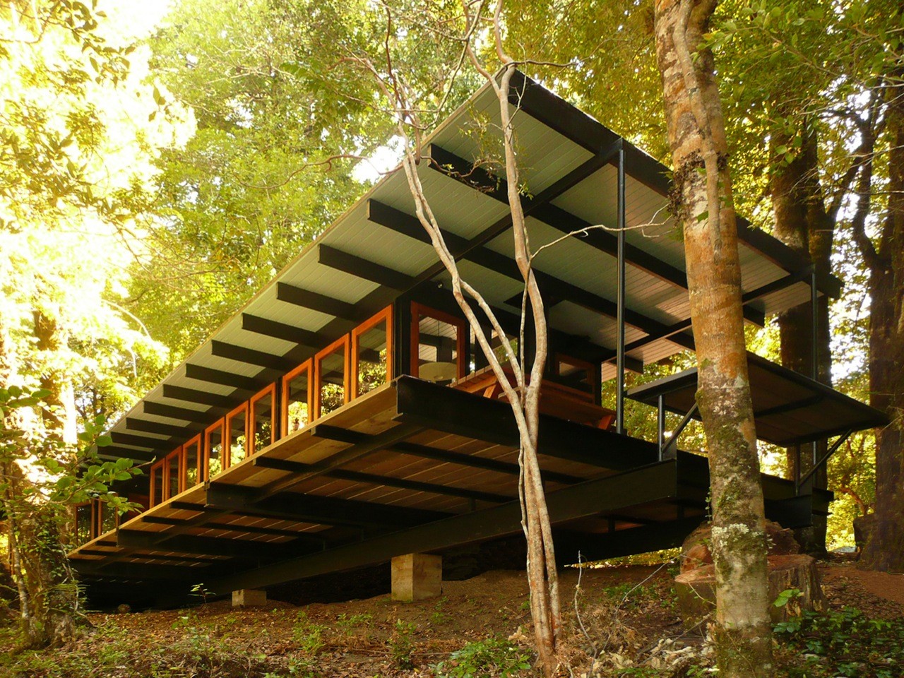 Galería de Refugio de Materiales Reciclados / Juan Luis Martinez Nahuel  - 1