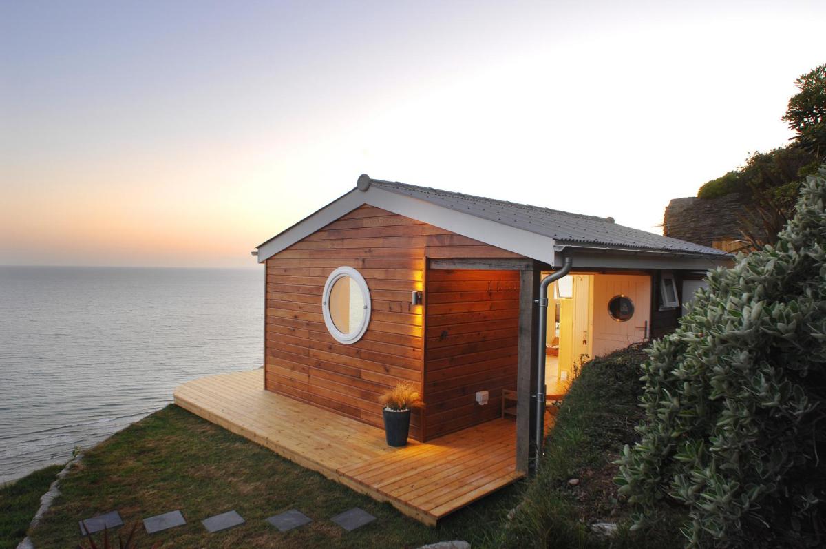 The Edge, an idyllic beach cottage in Cornwall