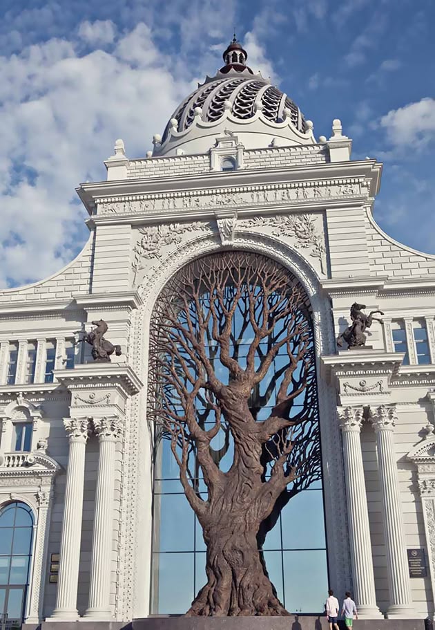 Enormous Iron Tree Constructed in Archway of Russian Ministry of Agriculture
