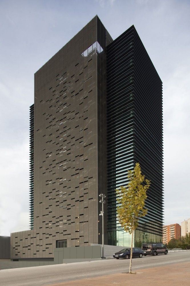 Caja De Guadalajara Office Building / Solano & Catalán
