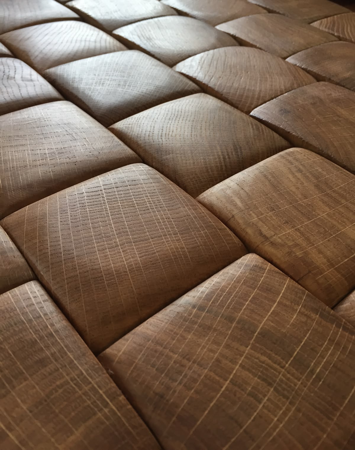 Création de parquet, de décoration murale et de mobilier.