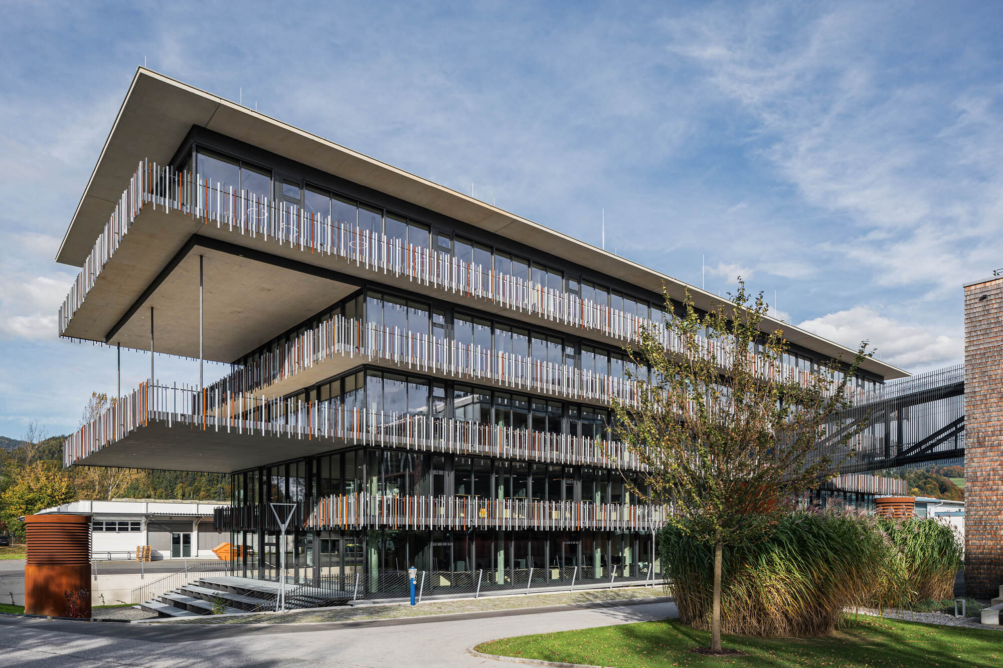 AM INN Office Building  / LORENZATELIERS